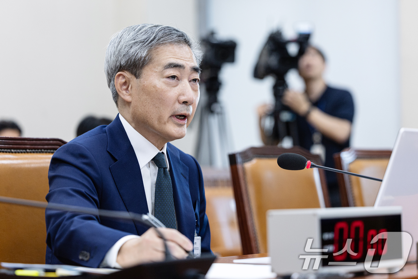 (서울=뉴스1) 이승배 기자 = 신현송 한국은행 총재 후보자가 15일 서울 여의도 국회에서 열린 제434회국회(임시회) 재정경제기획위원회 인사청문회에서 의원 질의에 답변하고 있다. …