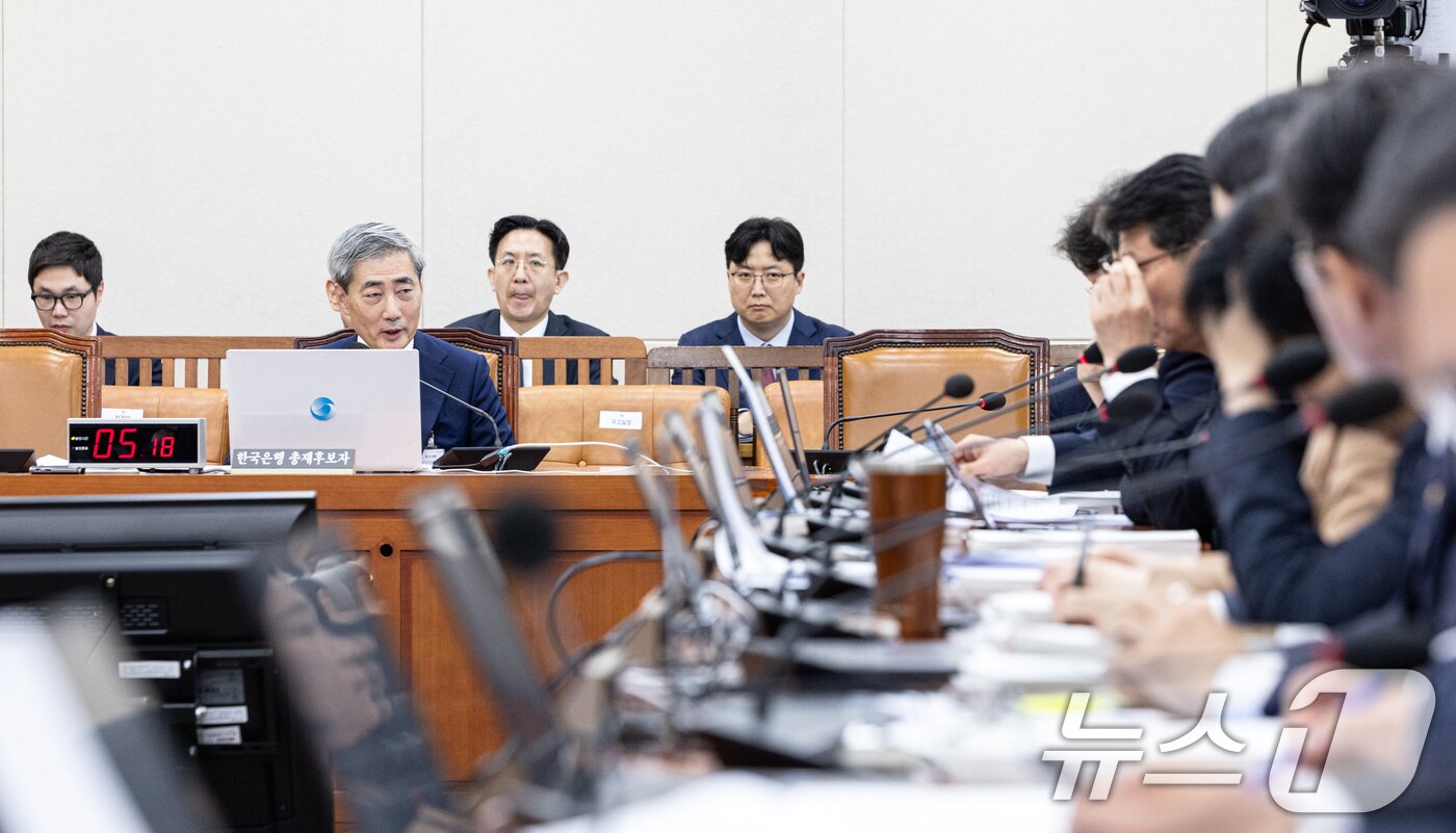 본문 이미지 - 신현송 한국은행 총재 후보자가 15일 서울 여의도 국회에서 열린 제434회국회(임시회) 재정경제기획위원회 인사청문회에서 의원 질의에 답변하고 있다. 2026.4.15 ⓒ 뉴스1 이승배 기자