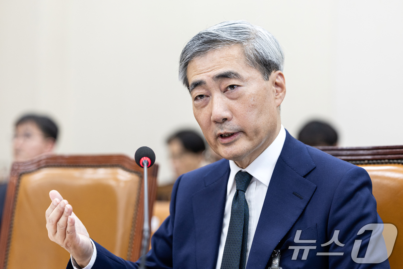 (서울=뉴스1) 이승배 기자 = 신현송 한국은행 총재 후보자가 15일 서울 여의도 국회에서 열린 제434회국회(임시회) 재정경제기획위원회 인사청문회에서 의원 질의에 답변하고 있다. …