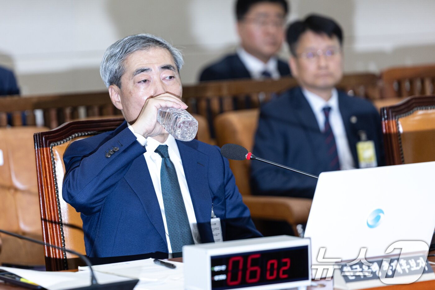 본문 이미지 - 신현송 한국은행 총재 후보자가 15일 서울 여의도 국회에서 열린 제434회국회(임시회) 재정경제기획위원회 인사청문회에서 물을 마시고 있다. 2026.4.15 ⓒ 뉴스1 이승배 기자