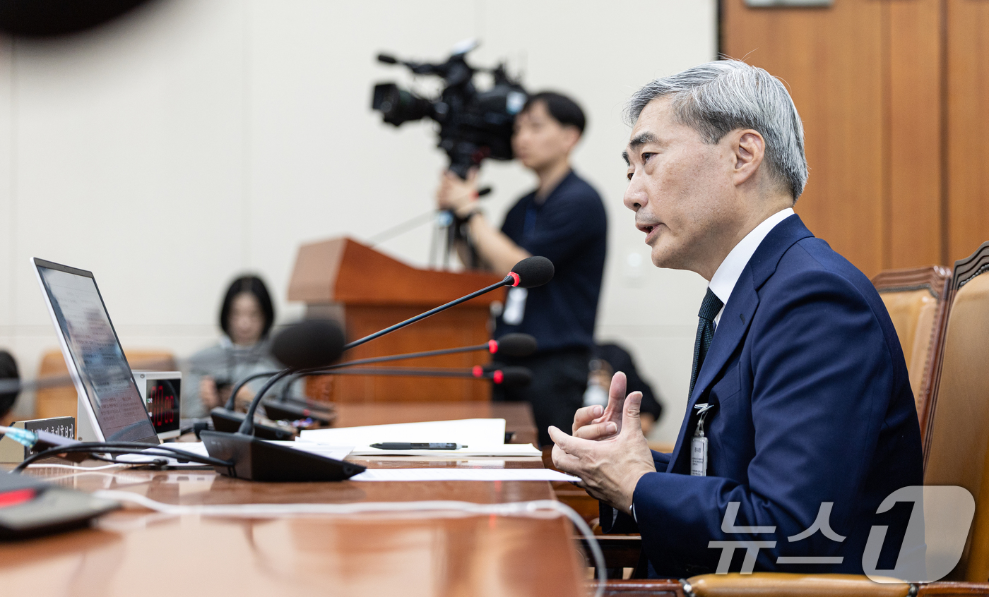 (서울=뉴스1) 이승배 기자 = 신현송 한국은행 총재 후보자가 15일 서울 여의도 국회에서 열린 제434회국회(임시회) 재정경제기획위원회 인사청문회에서 의원 질의에 답변하고 있다. …