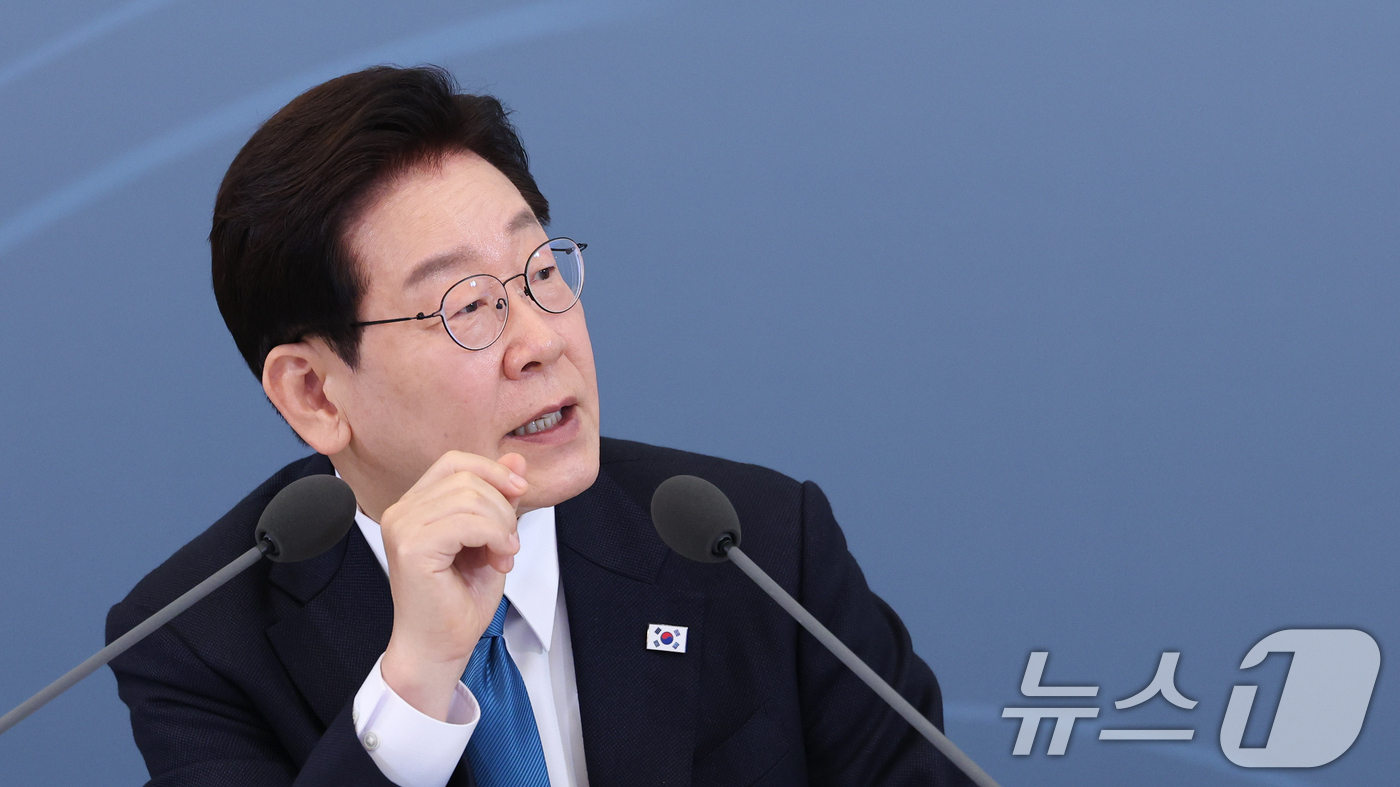 (서울=뉴스1) 이재명 기자 = 이재명 대통령이 15일 청와대에서 열린 규제합리화위원회 제1차 전체회의에서 발언을 하고 있다. 2026.4.15/뉴스1