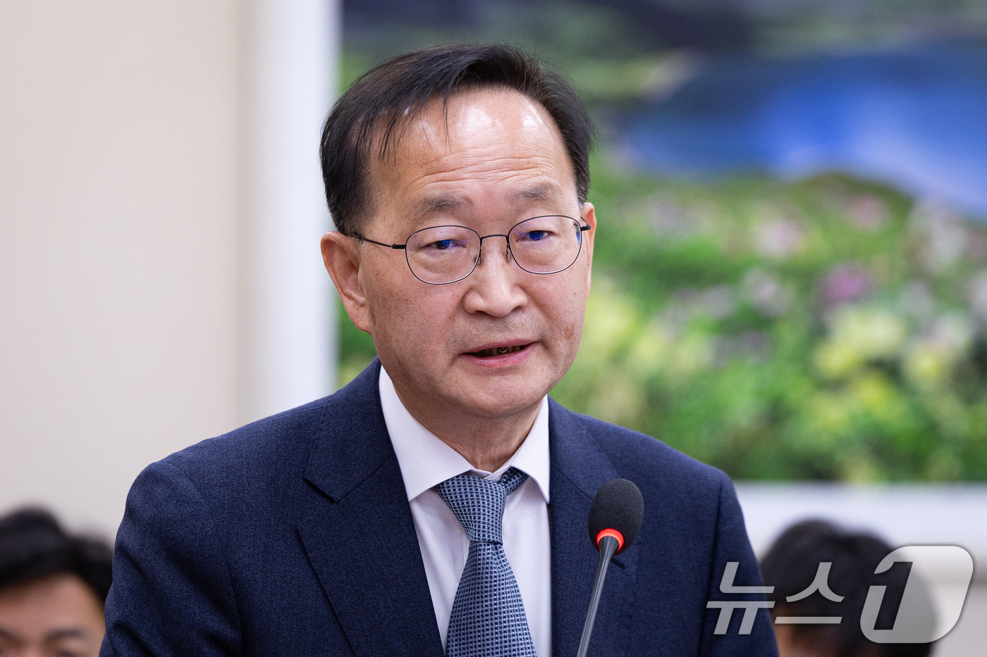 (서울=뉴스1) 유승관 기자 = 김남중 통일부 차관이 15일 서울 여의도 국회에서 열린 제434회 국회(임시회) 외교통일위원회 제1차 전체회의에서 의원들의 현안 질의에 답하고 있다 …