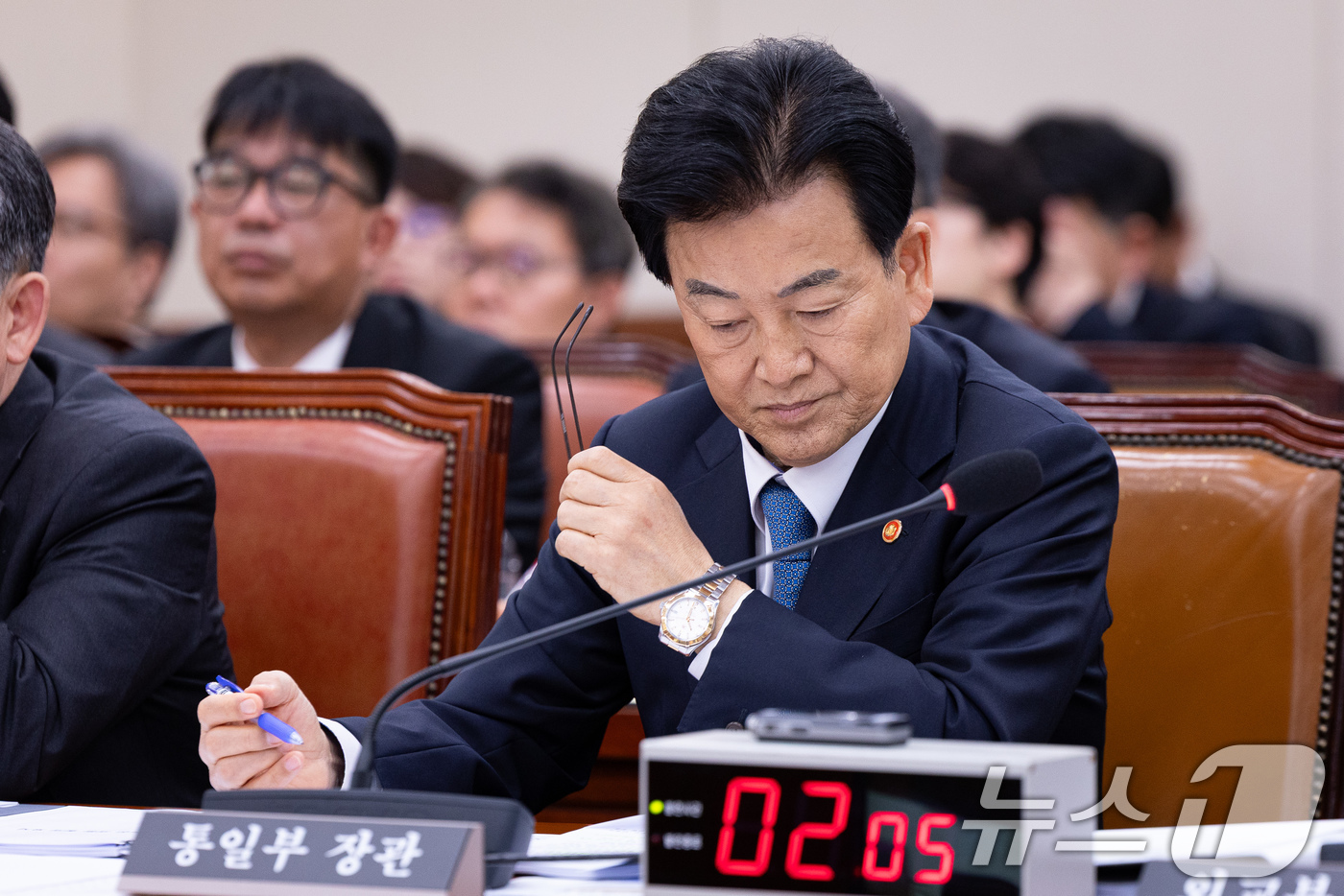 (서울=뉴스1) 유승관 기자 = 정동영 통일부 장관이 15일 서울 여의도 국회에서 열린 제434회 국회(임시회) 외교통일위원회 제1차 전체회의에서 자료를 살피고 있다. 2026.4 …