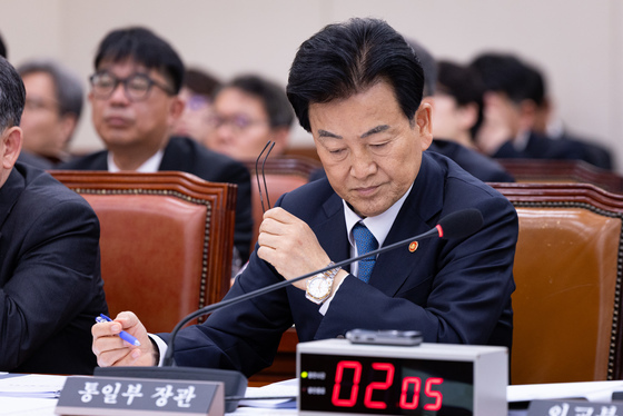 자료 검토하는 정동영 통일부 장관