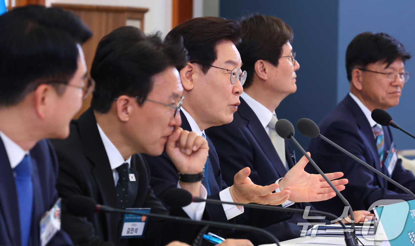 (서울=뉴스1) 이재명 기자 = 이재명 대통령이 15일 청와대에서 열린 규제합리화위원회 제1차 전체회의에서 발언을 하고 있다. 2026.4.15/뉴스1