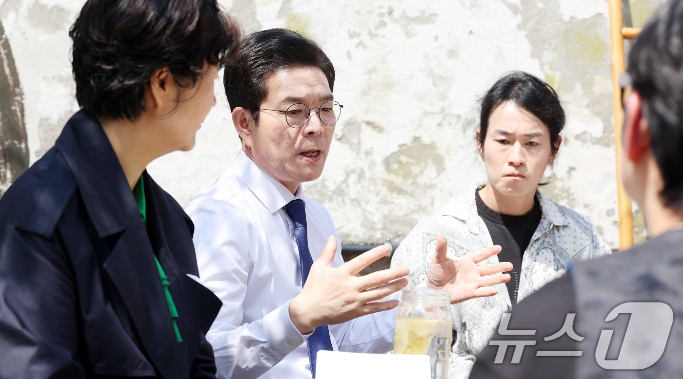 (서울=뉴스1) 박지혜 기자 = 정원오 더불어민주당 서울시장 후보가 15일 서울 종로구 북촌의 뜰에서 열린 찾아가는 서울인(人)터뷰'에서 북촌 상인들과 대화를 나누고 있다.'찾아가 …