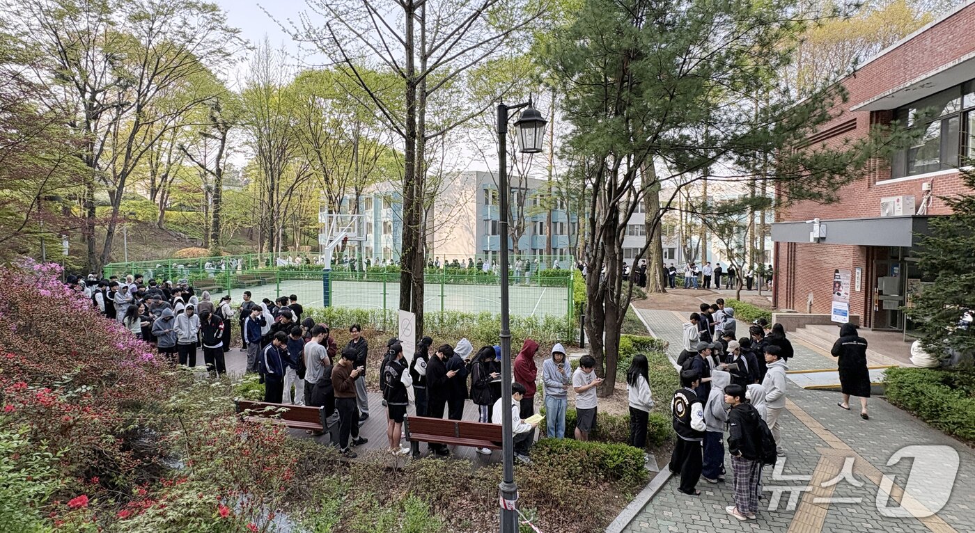 본문 이미지 -  15일 오전 경기 수원시 영통구 아주대학교 학생식당에서 학생들이 '천원의 아침밥' 배식을 받기 위해 대기 줄을 서 있다. (아주대학교 제공. 재판매 및 DB 금지) 2026.4.15 ⓒ 뉴스1 김영운 기자