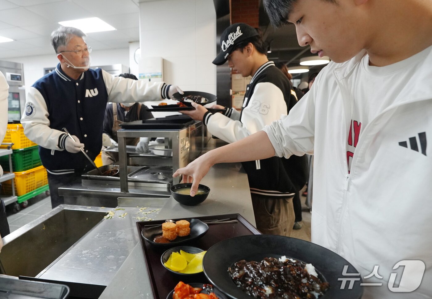 본문 이미지 - 15일 오전 경기 수원시 영통구 아주대학교 학생식당에서 최기주 총장이 '천원의 아침밥' 배식하고 있다. (아주대학교 제공. 재판매 및 DB 금지) 2026.4.15 ⓒ 뉴스1 김영운 기자