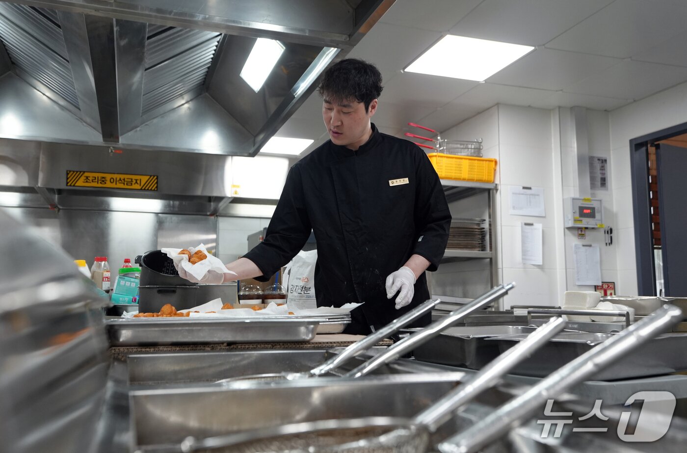 본문 이미지 -  15일 오전 경기 수원시 영통구 아주대학교 학생식당에서 윤진원 셰프가 '천원의 아침밥' 메뉴인 멘보샤를 조리하고 있다. (아주대학교 제공. 재판매 및 DB 금지) 2026.4.15 ⓒ 뉴스1 김영운 기자