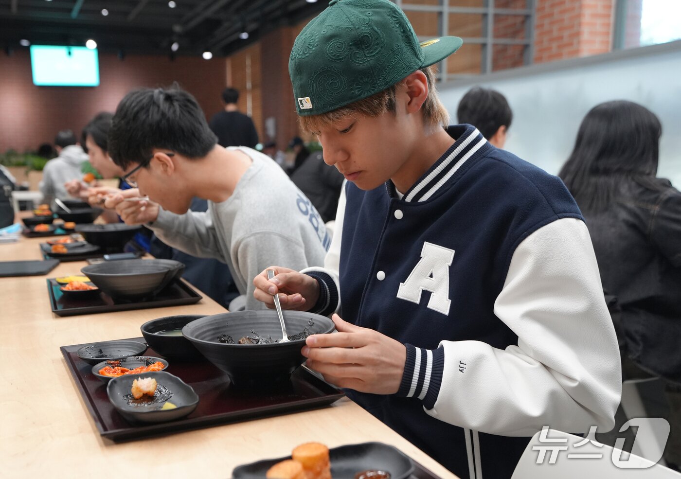 본문 이미지 - 15일 오전 경기 수원시 영통구 아주대학교 학생식당에서 학생들이 '천원의 아침밥' 메뉴인 짜장밥과 멘보샤를 먹고 있다. (아주대학교 제공. 재판매 및 DB 금지) 2026.4.15 ⓒ 뉴스1 김영운 기자