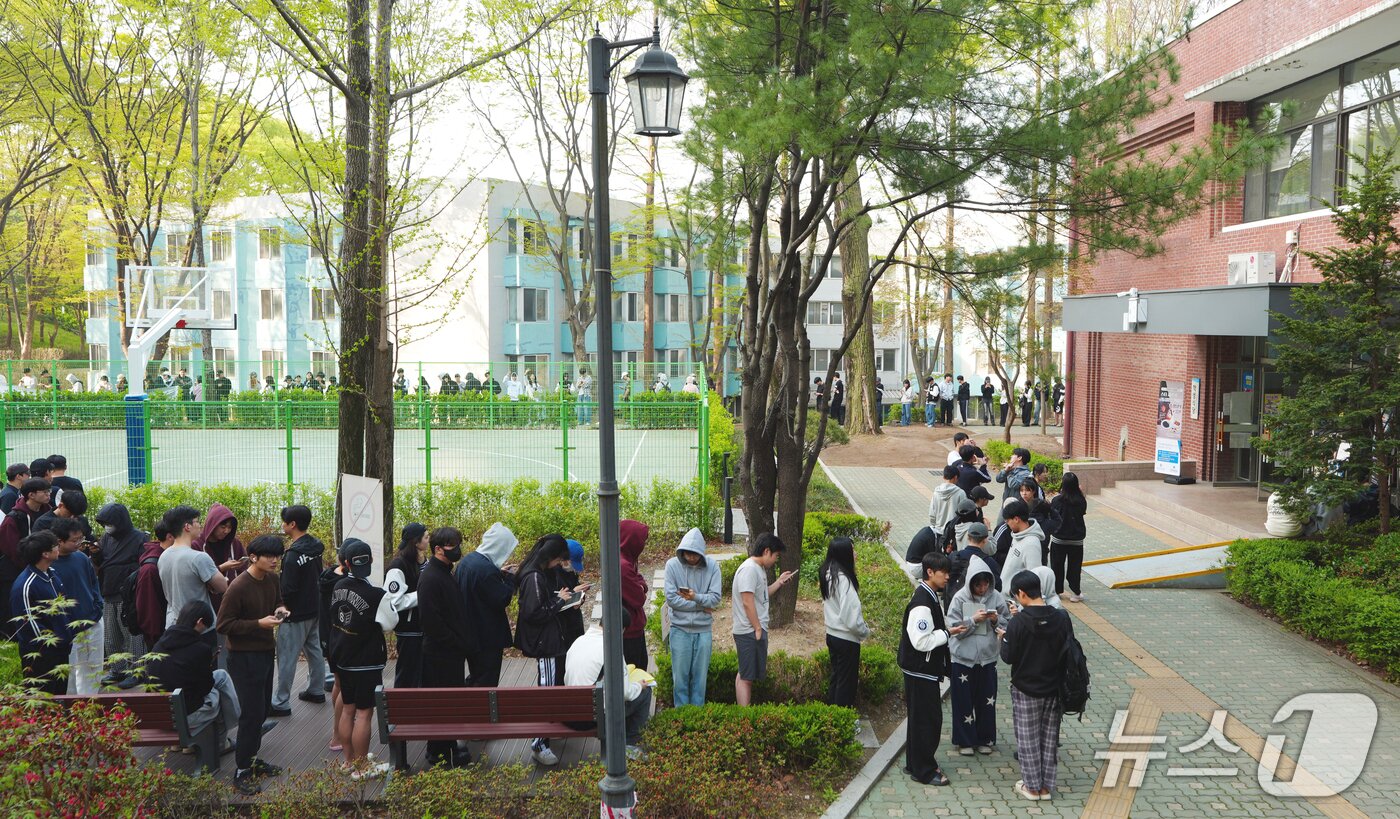 본문 이미지 -  15일 오전 경기 수원시 영통구 아주대학교 학생식당에서 학생들이 '천원의 아침밥' 배식을 받기 위해 대기 줄을 서 있다. (아주대학교 제공. 재판매 및 DB 금지) 2026.4.15 ⓒ 뉴스1 김영운 기자