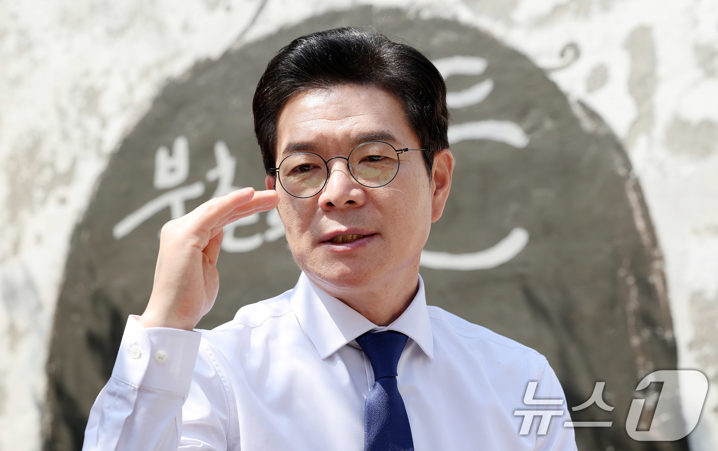 (서울=뉴스1) 박지혜 기자 = 정원오 더불어민주당 서울시장 후보가 15일 서울 종로구 북촌의 뜰에서 열린 찾아가는 서울인(人)터뷰'에서 북촌 상인들과 대화를 나누고 있다.'찾아가 …