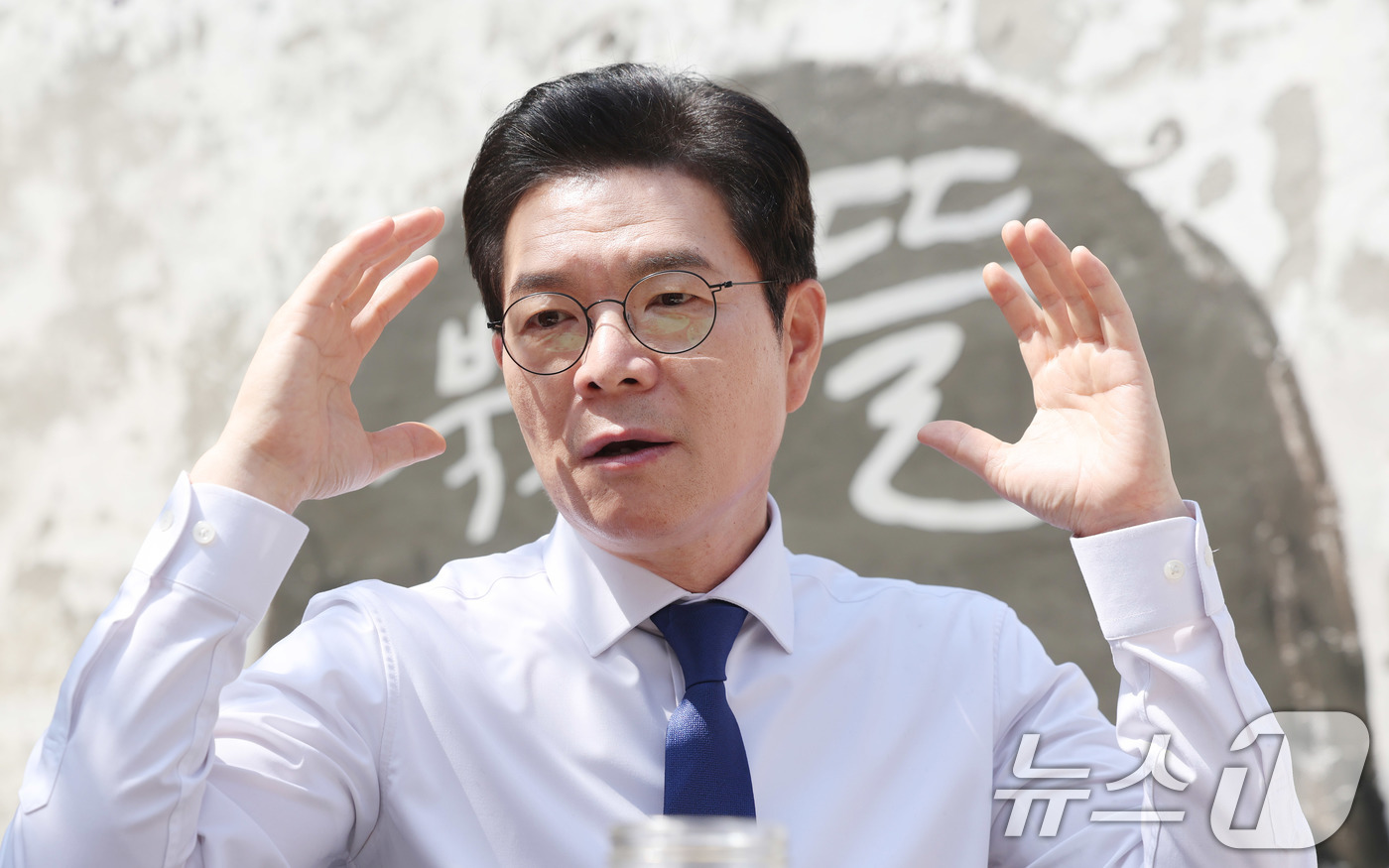 (서울=뉴스1) 박지혜 기자 = 정원오 더불어민주당 서울시장 후보가 15일 서울 종로구 북촌의 뜰에서 열린 찾아가는 서울인(人)터뷰'에서 북촌 상인들과 대화를 나누고 있다.'찾아가 …