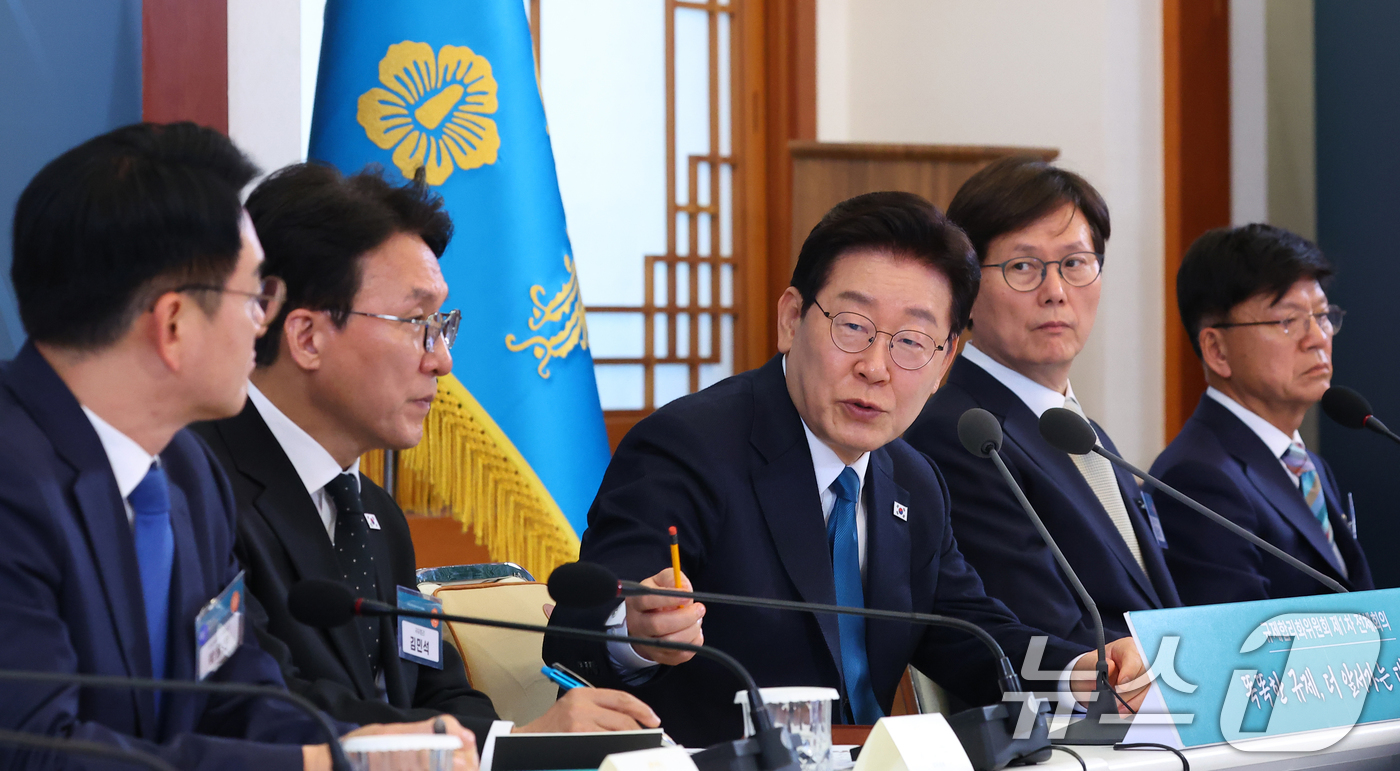 (서울=뉴스1) 이재명 기자 = 이재명 대통령이 15일 청와대에서 열린 규제합리화위원회 제1차 전체회의에서 발언을 하고 있다. 2026.4.15/뉴스1