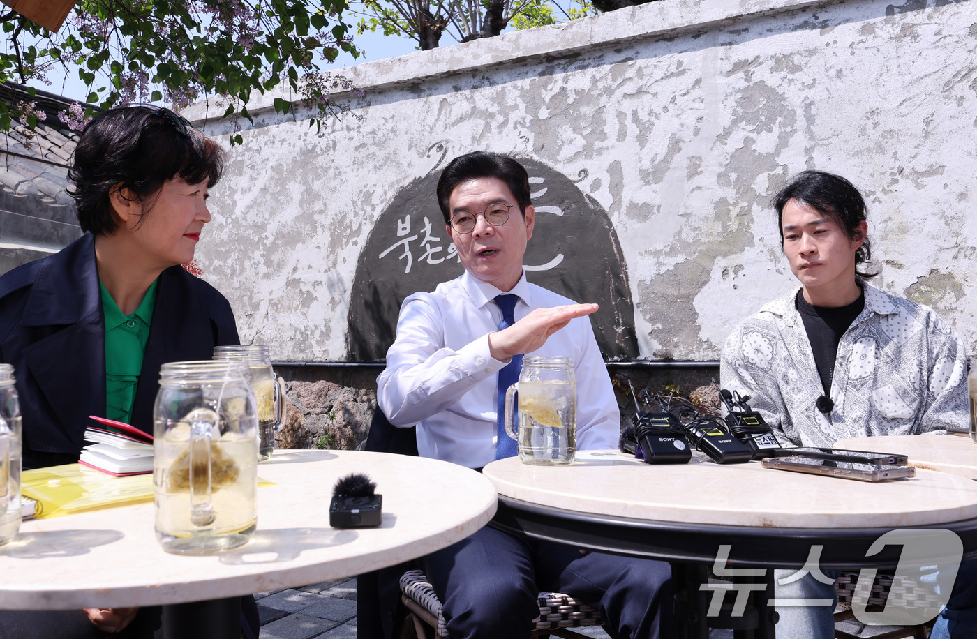 (서울=뉴스1) 박지혜 기자 = 정원오 더불어민주당 서울시장 후보가 15일 서울 종로구 북촌의 뜰에서 열린 찾아가는 서울인(人)터뷰'에서 북촌 상인들과 대화를 나누고 있다.'찾아가 …