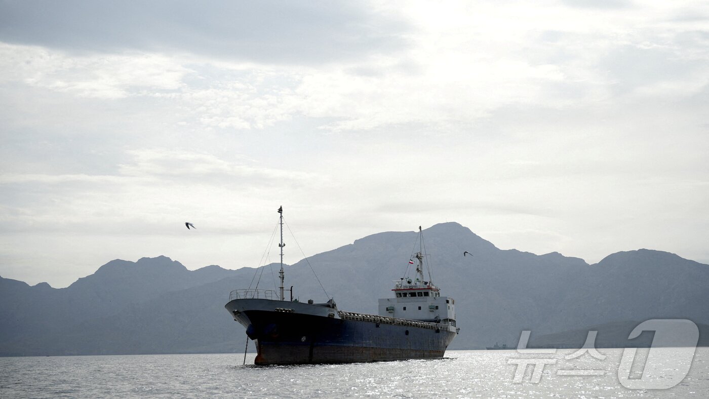 본문 이미지 - 12일(현지시간) 오만 무산담 주 해안 인근 호르무즈 해협의 선박 모습. 2026.04.12. ⓒ 로이터=뉴스1