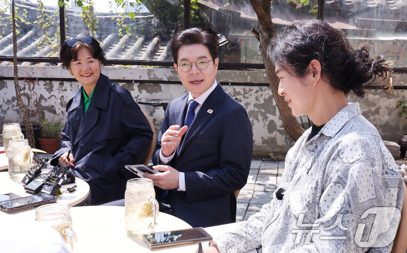 (서울=뉴스1) 박지혜 기자 = 정원오 더불어민주당 서울시장 후보가 15일 서울 종로구 북촌의 뜰에서 열린 찾아가는 서울인(人)터뷰'에서 북촌 상인들과 대화를 나누고 있다.'찾아가 …