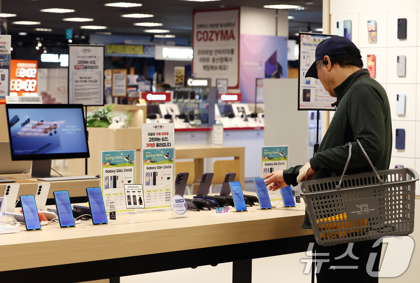 (서울=뉴스1) 김민지 기자 = 중동 전쟁 여파로 지난달 우리나라 수입 제품의 전반 가격이 28년여 만에 가장 큰 폭으로 오른 가운데 15일 서울 시내 대형마트에서 시민들이 전자제 …