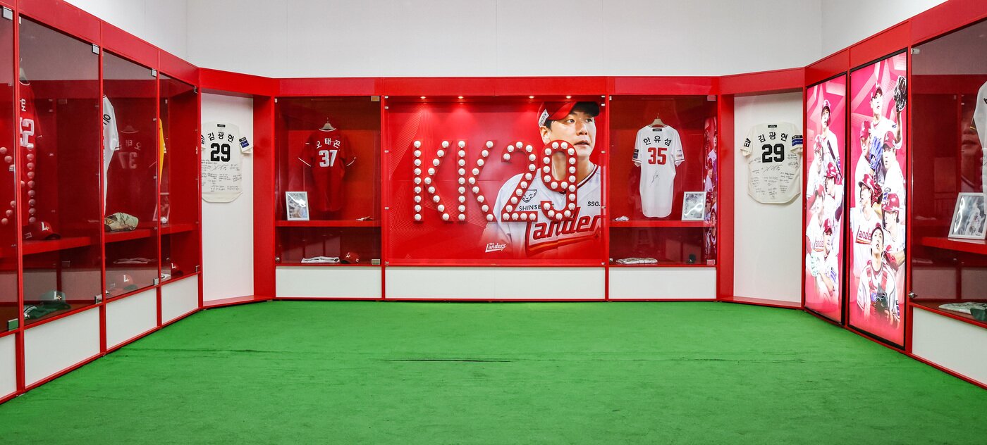 본문 이미지 - SSG 랜더스가 인천 SSG랜더스필드에 김광현의 쾌유를 기원하는 'KK 그라운드'를 조성했다. (SSG 랜더스)