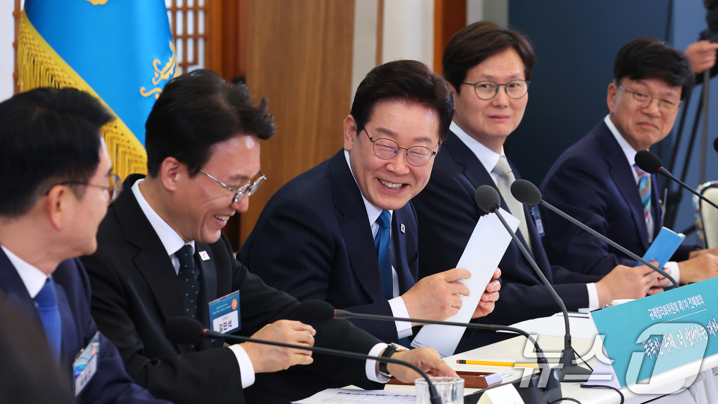 (서울=뉴스1) 이재명 기자 = 이재명 대통령과 김민석 국무총리가 15일 청와대에서 열린 규제합리화위원회 제1차 전체회의에서 미소 짓고 있다. 2026.4.15/뉴스1