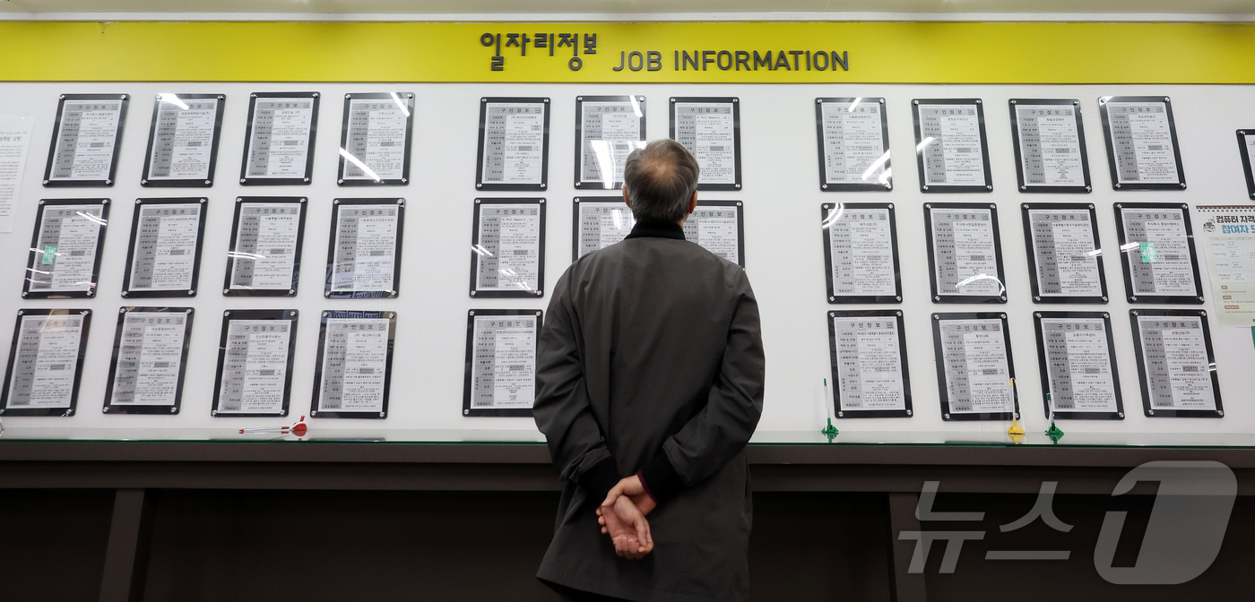 (서울=뉴스1) 김진환 기자 = 국가데이터처가 15일 3월 취업자 수가 전년보다 20만6000명 늘었다고 밝혔다반면, 청년층(15~29세) 고용률은 0.9%p(포인트) 하락한 43 …