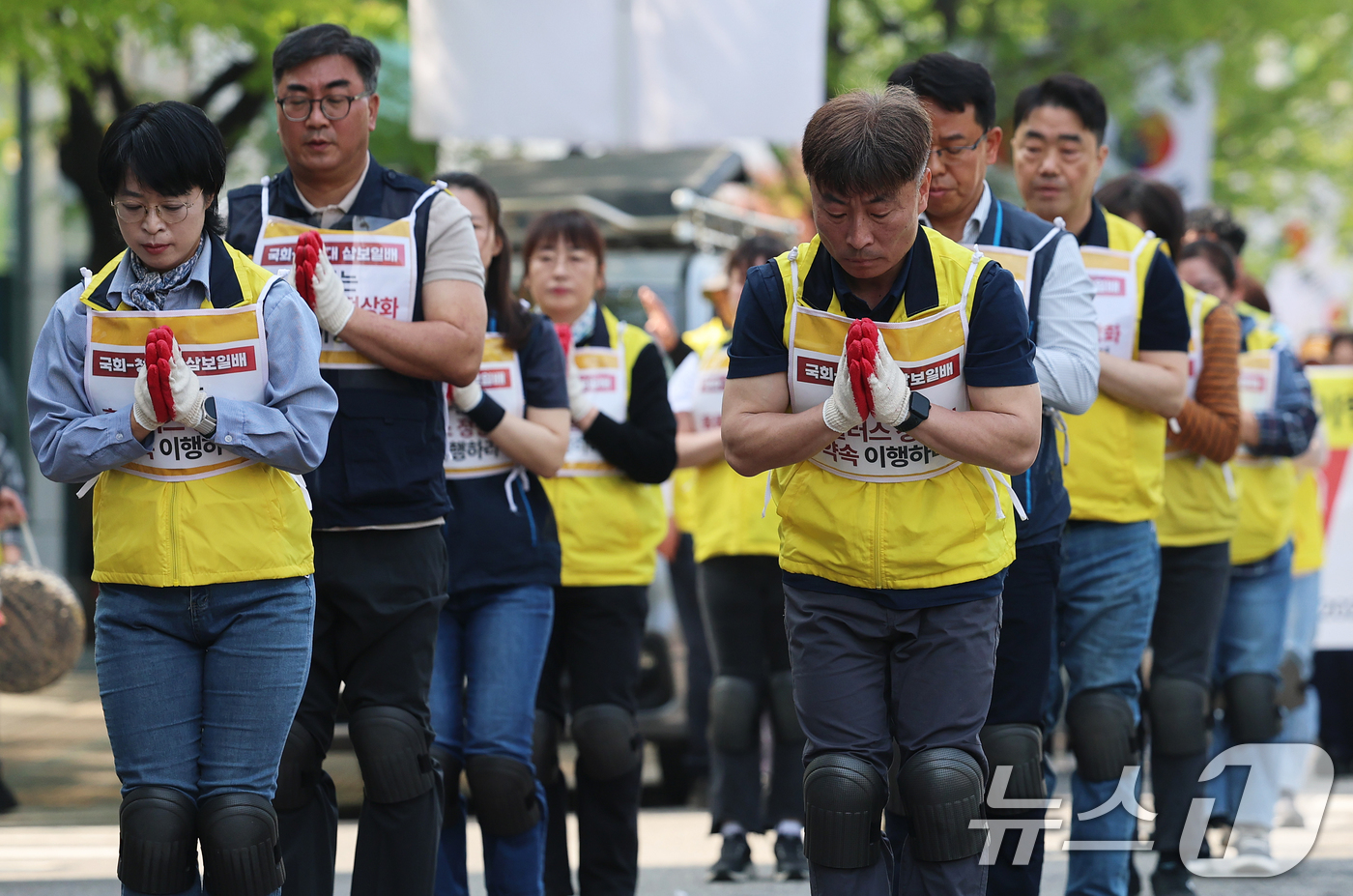 (서울=뉴스1) 오대일 기자 = 마트산업노동조합 조합원들이 15일 서울 여의도 국회 앞에서 홈플러스 살리기 삼보일배 행진을 하고 있다.참가자들은 홈플러스 회생기한 만료일(5월 4일 …