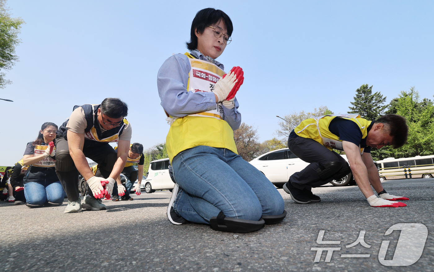 (서울=뉴스1) 오대일 기자 = 마트산업노동조합 조합원들이 15일 서울 여의도 국회 앞에서 홈플러스 살리기 삼보일배 행진을 하고 있다.참가자들은 홈플러스 회생기한 만료일(5월 4일 …
