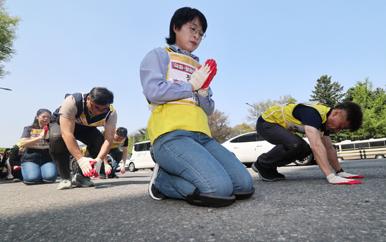 마트노조, '홈플러스 살리기' 삼보일배
