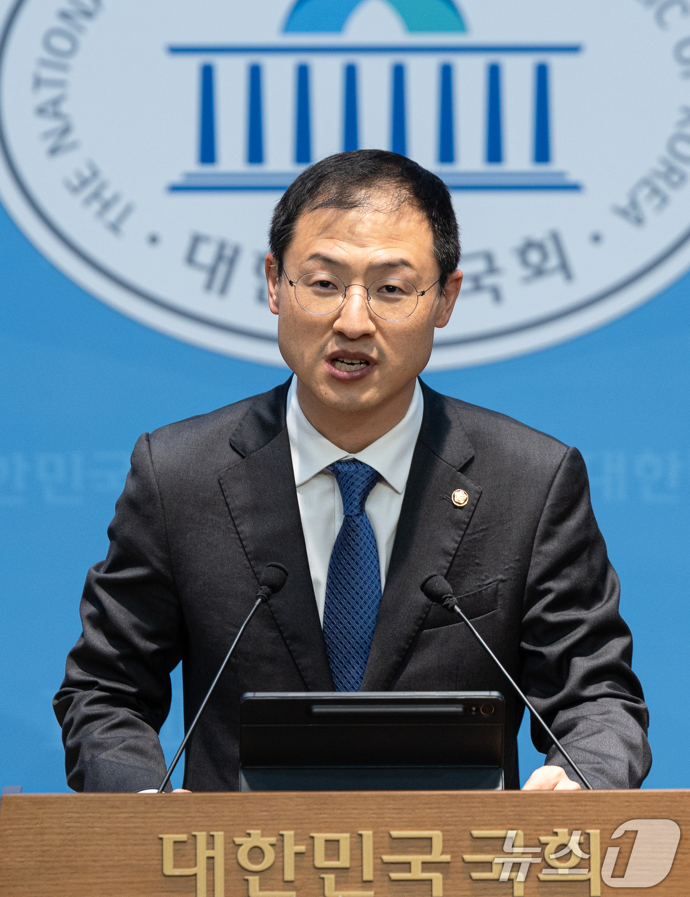(서울=뉴스1) 이승배 기자 = 김상욱 더불어민주당 울산시장 후보자가 15일 서울 여의도 국회에서 김종훈 진보당 후보의 단일화 제안에 대한 화답 및 제안 기자회견을 하고 있다. 2 …