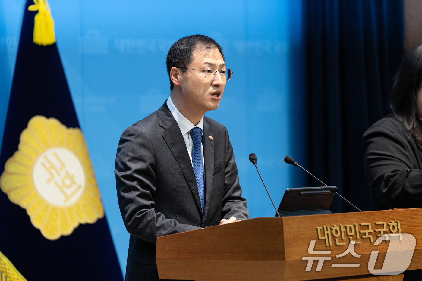 (서울=뉴스1) 이승배 기자 = 김상욱 더불어민주당 울산시장 후보자가 15일 서울 여의도 국회에서 김종훈 진보당 후보의 단일화 제안에 대한 화답 및 제안 기자회견을 하고 있다. 2 …