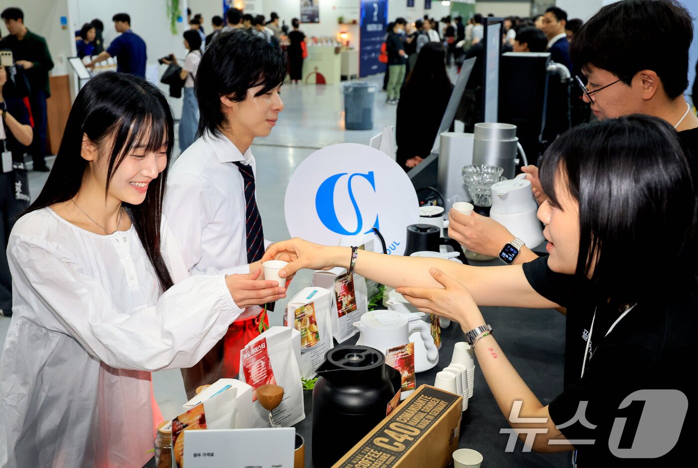 본문 이미지 - 15일 서울 강남구 삼성동 코엑스에서 열린 ‘2026 서울커피엑스포(Coffee Expo Seoul 2026)’를 찾은 관람객들이 커피 시음을 하고 있다.  2026.4.15 ⓒ 뉴스1 이호윤 기자