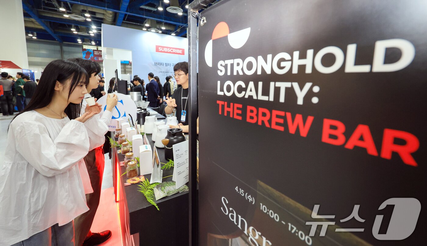 본문 이미지 - 15일 서울 강남구 삼성동 코엑스에서 열린 ‘2026 서울커피엑스포(Coffee Expo Seoul 2026)’를 찾은 관람객들이 커피 시음을 하고 있다. 2026.4.15 ⓒ 뉴스1 이호윤 기자