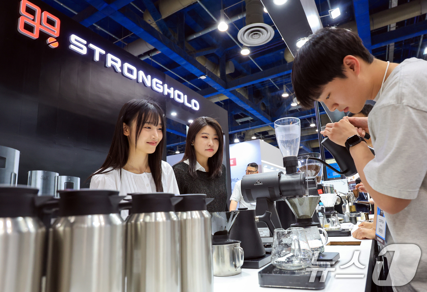 (서울=뉴스1) 이호윤 기자 = 15일 서울 강남구 삼성동 코엑스에서 열린 ‘2026 서울커피엑스포(Coffee Expo Seoul 2026)’를 찾은 관람객들이 커피 시음을 하고 …