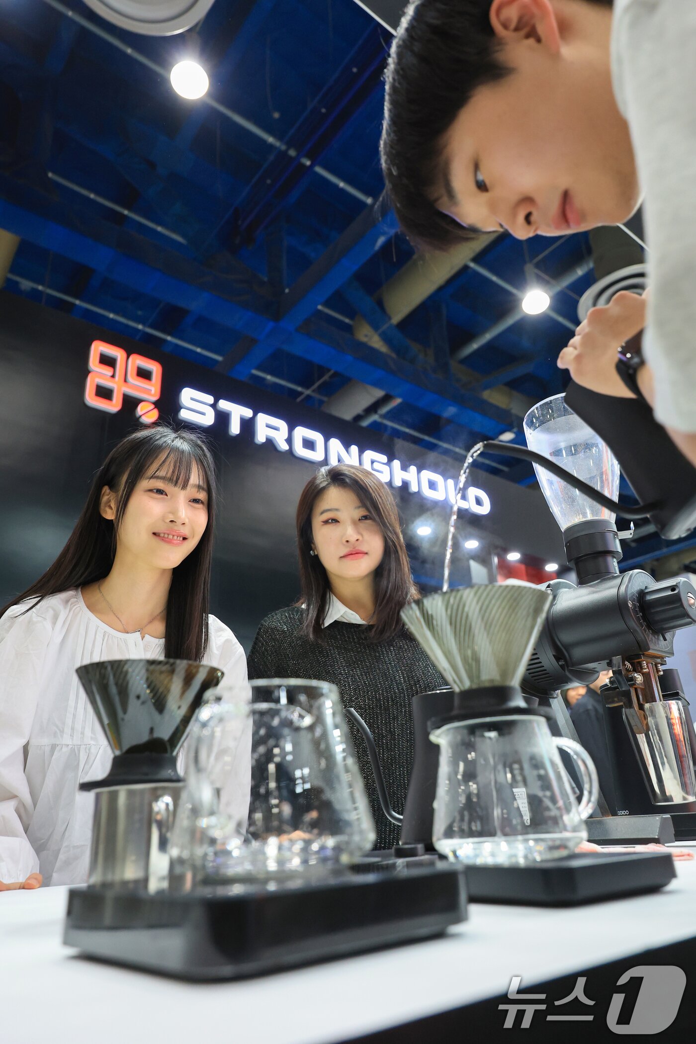 본문 이미지 - 15일 서울 강남구 삼성동 코엑스에서 열린 ‘2026 서울커피엑스포(Coffee Expo Seoul 2026)’를 찾은 관람객들이 커피 시음을 하고 있다.  2026.4.15 ⓒ 뉴스1 이호윤 기자