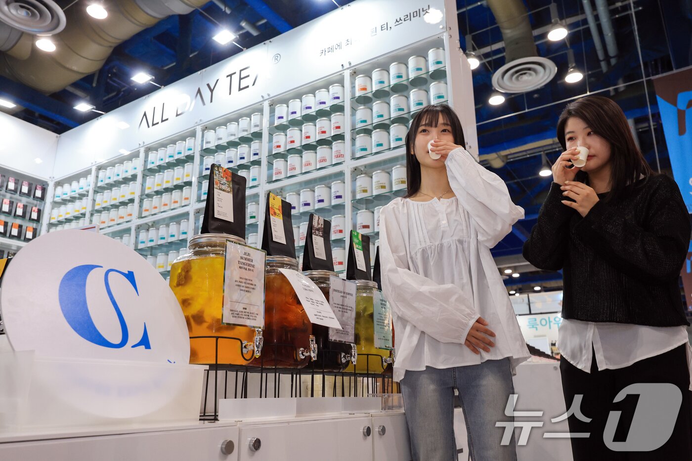 본문 이미지 - 15일 서울 강남구 삼성동 코엑스에서 열린 ‘2026 서울커피엑스포(Coffee Expo Seoul 2026)’를 찾은 관람객들이 티를 시음하고 있다.  2026.4.15 ⓒ 뉴스1 이호윤 기자