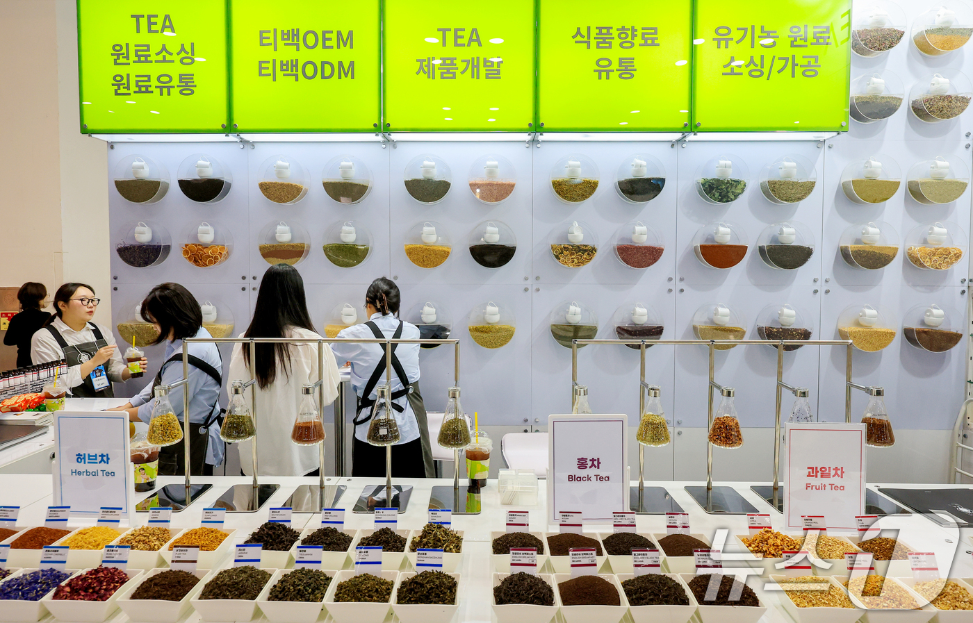 (서울=뉴스1) 이호윤 기자 = 15일 서울 강남구 삼성동 코엑스에서 열린 ‘2026 서울커피엑스포(Coffee Expo Seoul 2026)’에서 다양한 티백 원료들이 전시돼 있 …