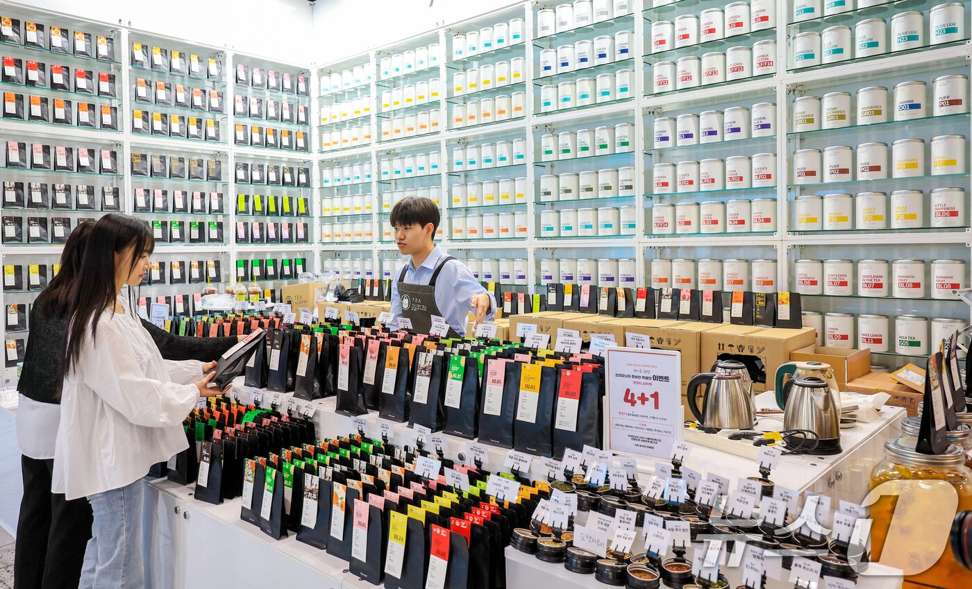 본문 이미지 - 15일 서울 강남구 삼성동 코엑스에서 열린 ‘2026 서울커피엑스포(Coffee Expo Seoul 2026)’를 찾은 관람객들이 부스 관계자에게 제품설명을 듣고있다. 2026.4.15 ⓒ 뉴스1 이호윤 기자