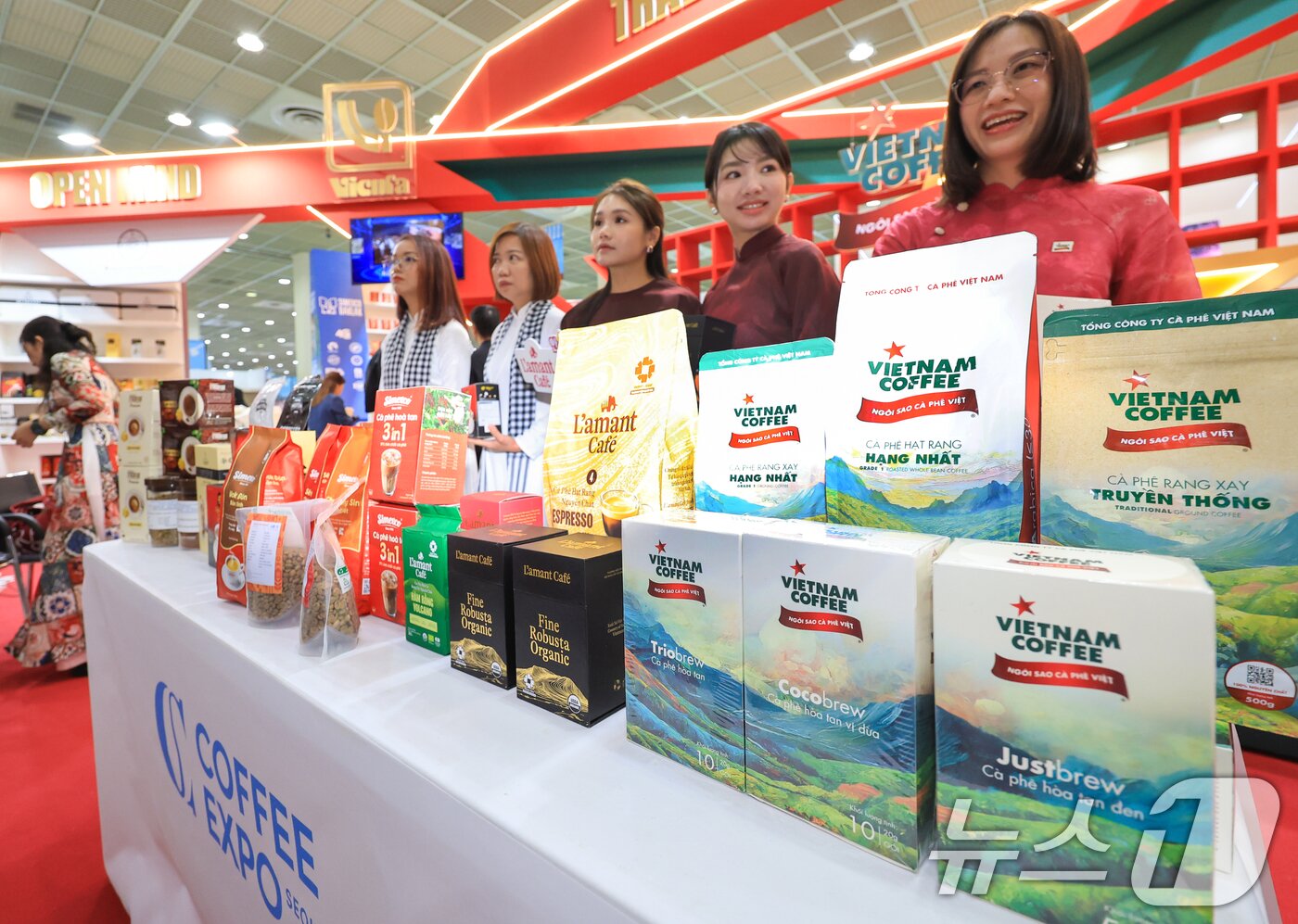 본문 이미지 - 15일 서울 강남구 삼성동 코엑스에서 열린 ‘2026 서울커피엑스포(Coffee Expo Seoul 2026)’에서 베트남 관계자들이 베트남 커피 제품을 소개하고 있다.  2026.4.15 ⓒ 뉴스1 이호윤 기자