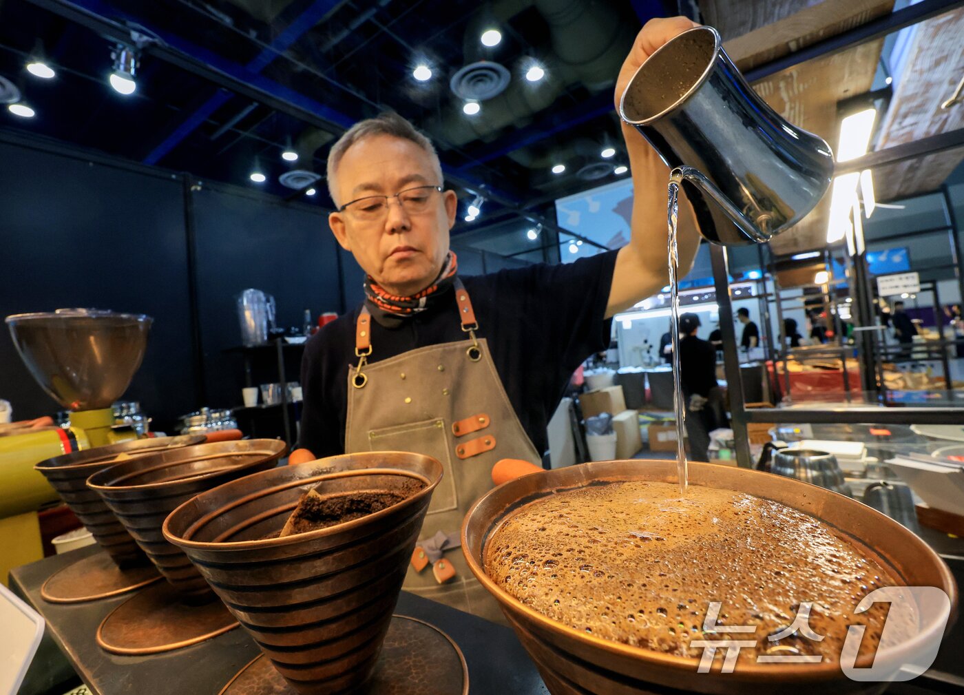 본문 이미지 - 15일 서울 강남구 삼성동 코엑스에서 열린 ‘2026 서울커피엑스포(Coffee Expo Seoul 2026)’에서 부스 관계자가 커피를 만들고 있다.  2026.4.15 ⓒ 뉴스1 이호윤 기자