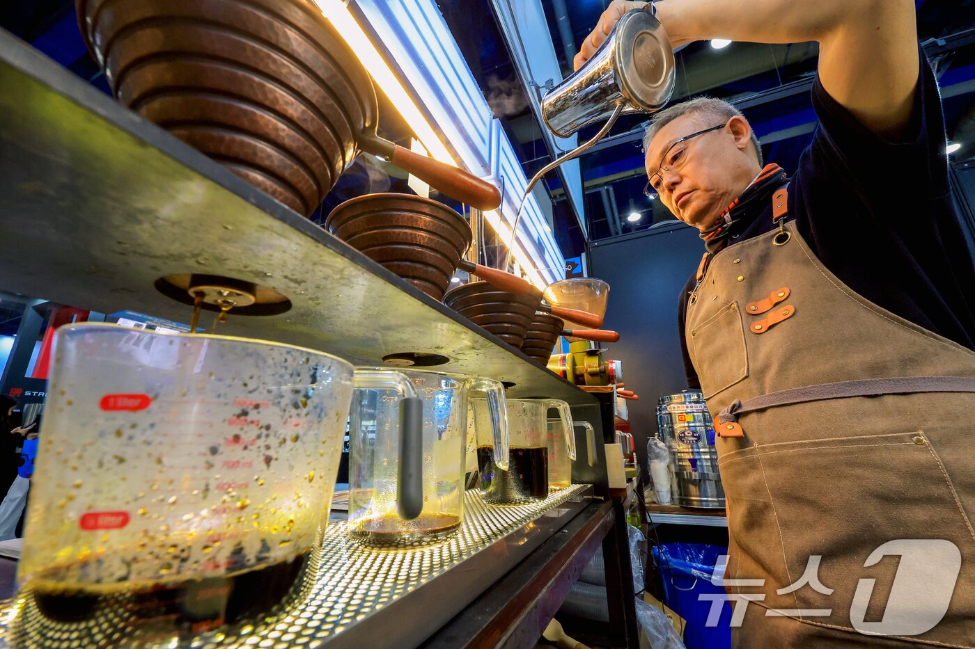 본문 이미지 - 15일 서울 강남구 삼성동 코엑스에서 열린 ‘2026 서울커피엑스포(Coffee Expo Seoul 2026)’에서 부스 관계자가 커피를 만들고 있다.  2026.4.15 ⓒ 뉴스1 이호윤 기자
