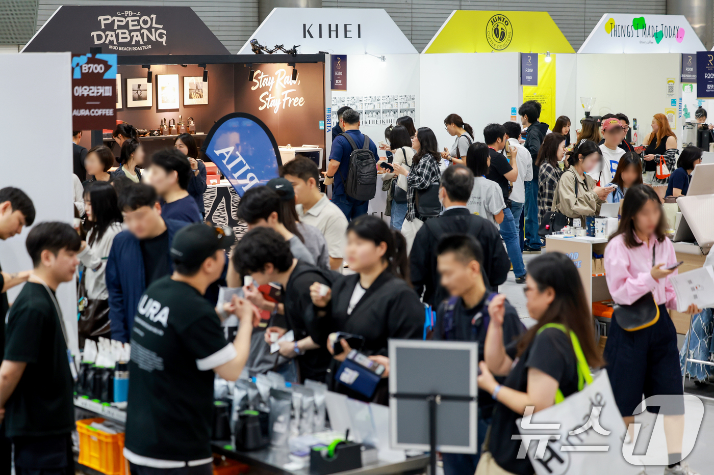 (서울=뉴스1) 이호윤 기자 = 15일 서울 강남구 삼성동 코엑스에서 열린 ‘2026 서울커피엑스포(Coffee Expo Seoul 2026)’가 관람객들로 붐비고 있다.올해로 …
