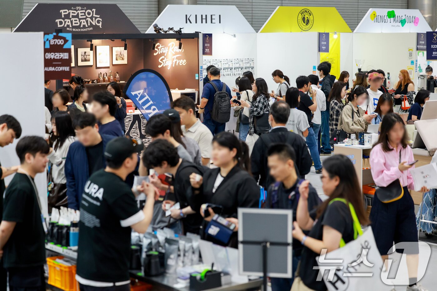 본문 이미지 - 15일 서울 강남구 삼성동 코엑스에서 열린 ‘2026 서울커피엑스포(Coffee Expo Seoul 2026)’가 관람객들로 붐비고 있다.  2026.4.15 ⓒ 뉴스1 이호윤 기자