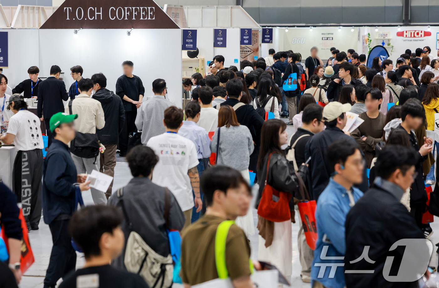 (서울=뉴스1) 이호윤 기자 = 15일 서울 강남구 삼성동 코엑스에서 열린 ‘2026 서울커피엑스포(Coffee Expo Seoul 2026)’가 관람객들로 붐비고 있다.올해로 …