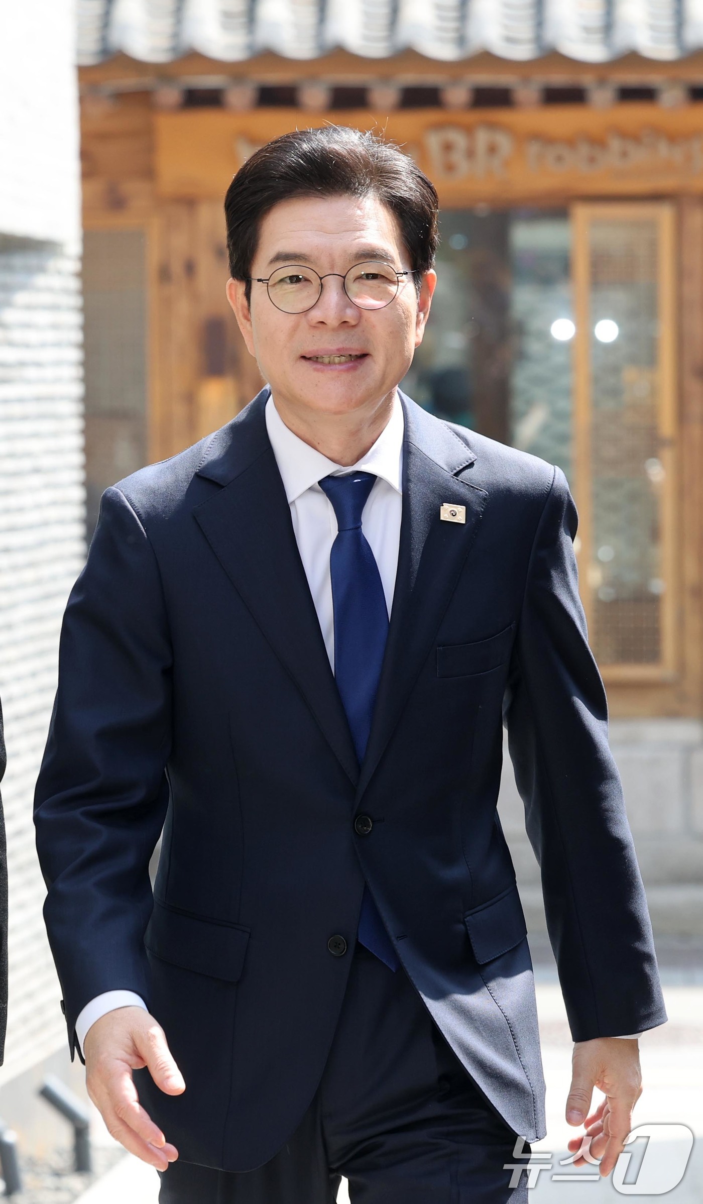 (서울=뉴스1) 조연우 인턴기자 = 정원오 더불어민주당 서울시장 후보가 15일 오전 서울 종로구에서 진행된 '정원오가 간다: 찾아가는 서울人터뷰'에 참여하기 위해 북촌을 찾았다. …