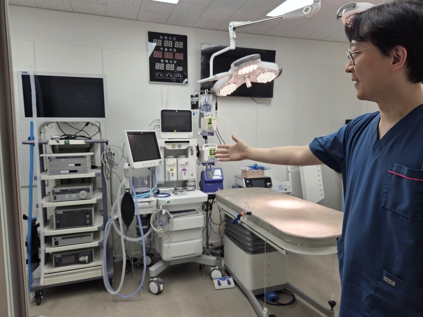 본문 이미지 - 최기현 원장이 복강경 장비 등 최첨단 장비가 마련된 수술실 중 하나를 소개하고 있다. ⓒ 뉴스1 한송아 기자