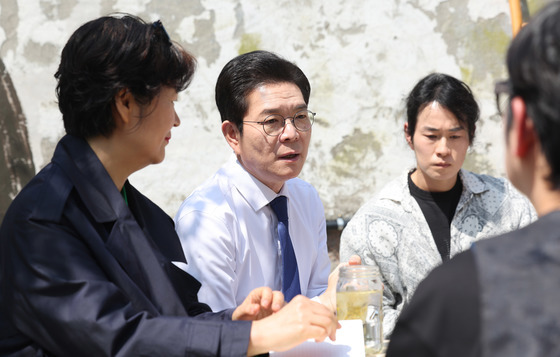 시민 사연 따라 북촌 찾은 정원오