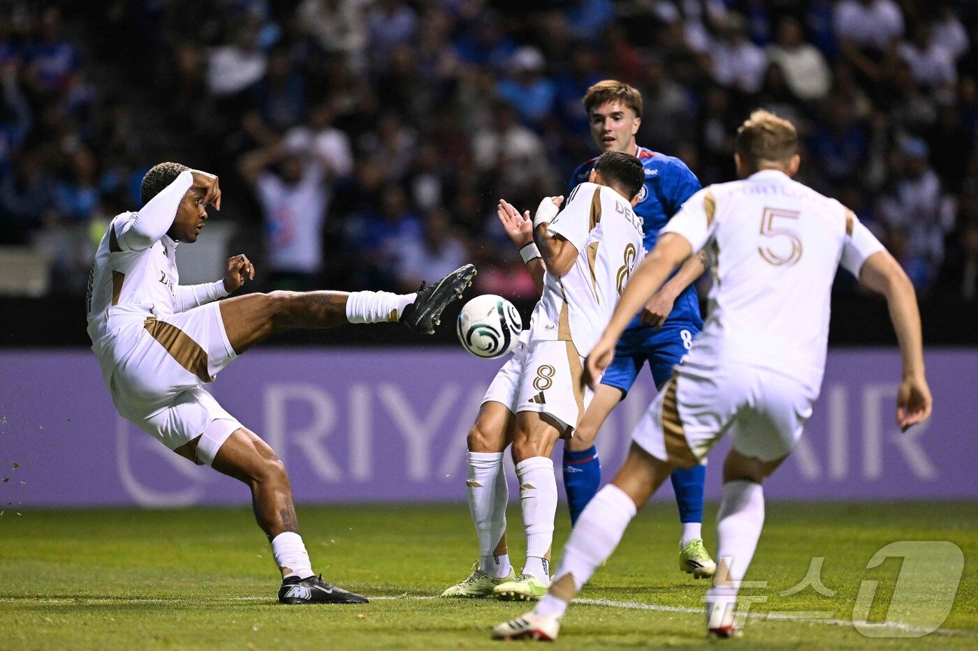 본문 이미지 - 크루즈 아술을 상대로 고전한 LA FCⓒ AFP=뉴스1