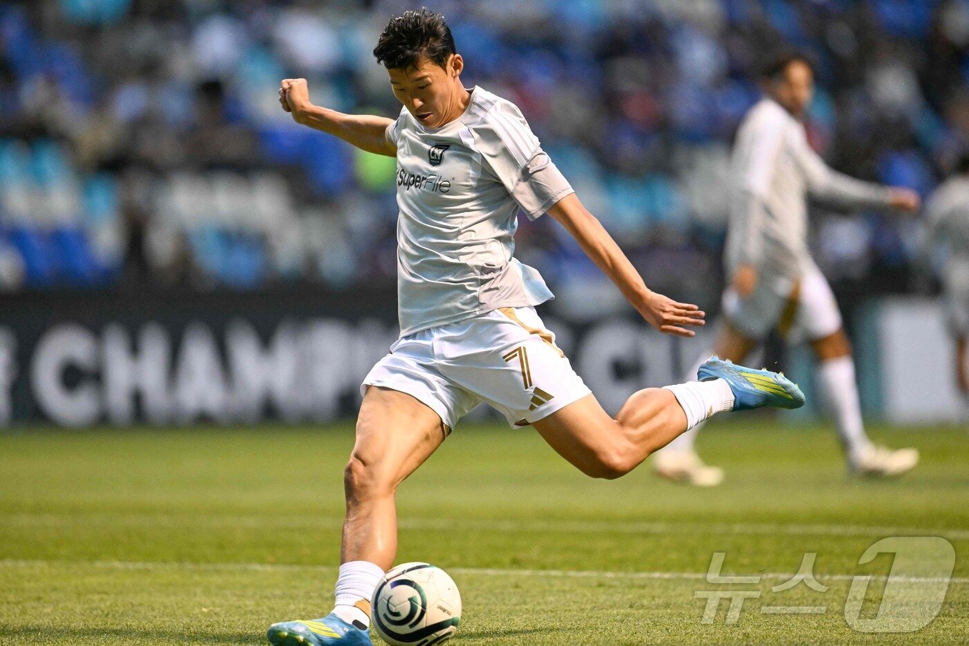 본문 이미지 - 경기 전 슈팅 훈련을 하는 LA FC 손흥민 ⓒ AFP=뉴스1