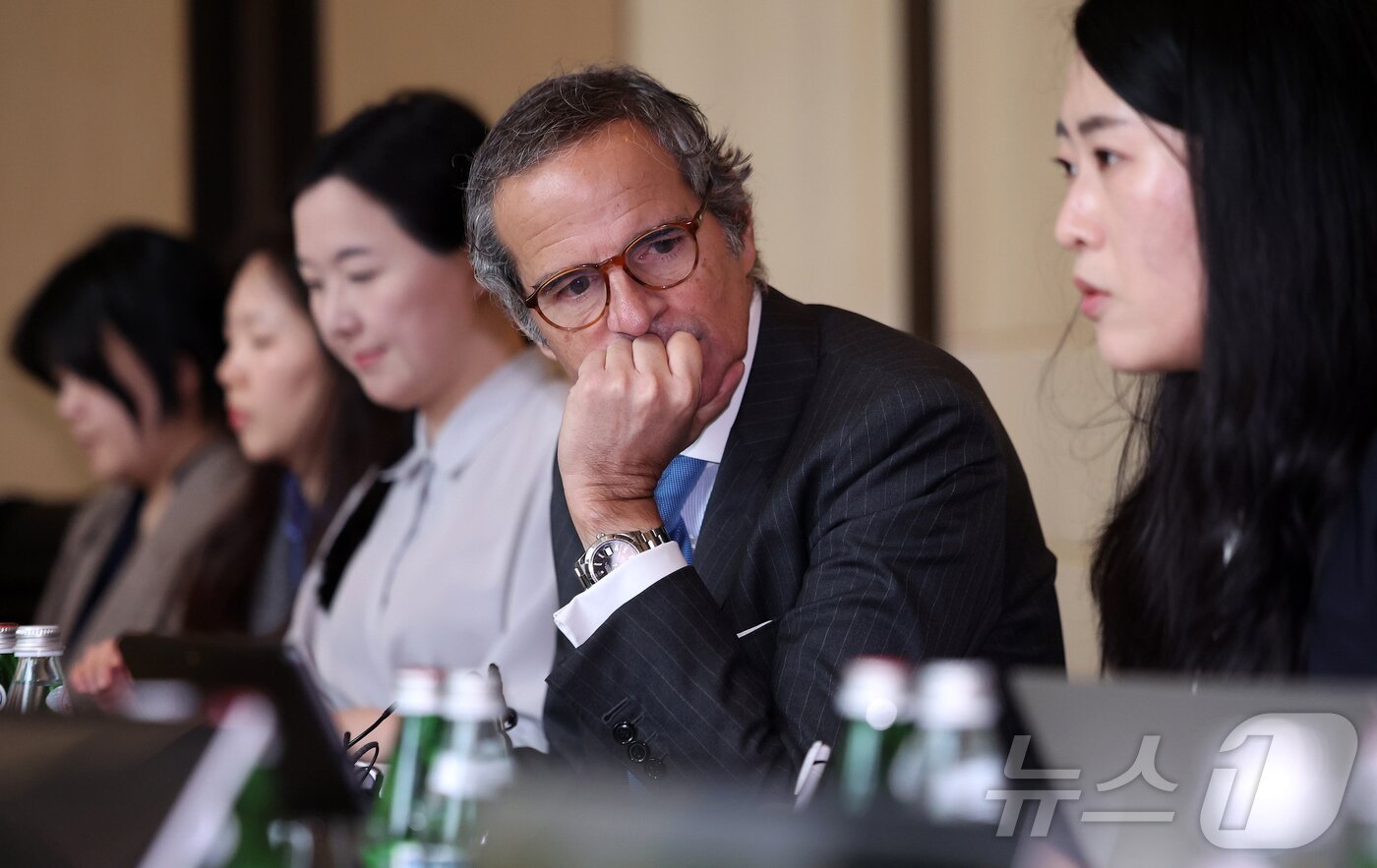 본문 이미지 - 라파엘 그로시 국제원자력기구(IAEA) 사무총장이 15일 서울 종로구 포시즌스호텔에서 기자단과 간담회를 하고 있다. (공동취재) 2026.4.15 ⓒ 뉴스1 박정호 기자